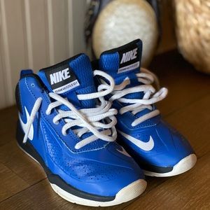 Nike Team Hustle D7 Tennis Shoes